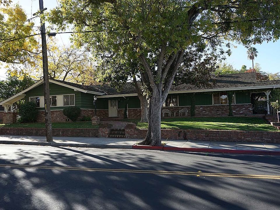 Beautiful Tree Lined Street Minutes From Downtown