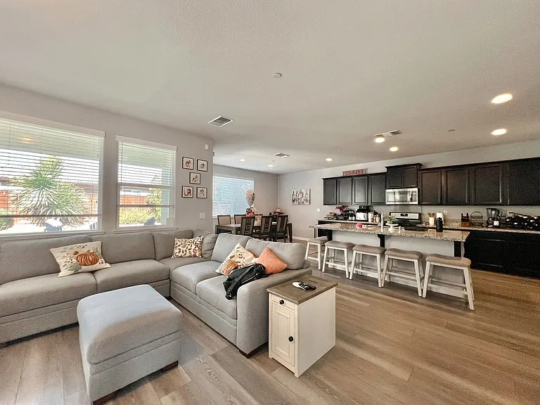 264 Blenheim Ct — Photo 3