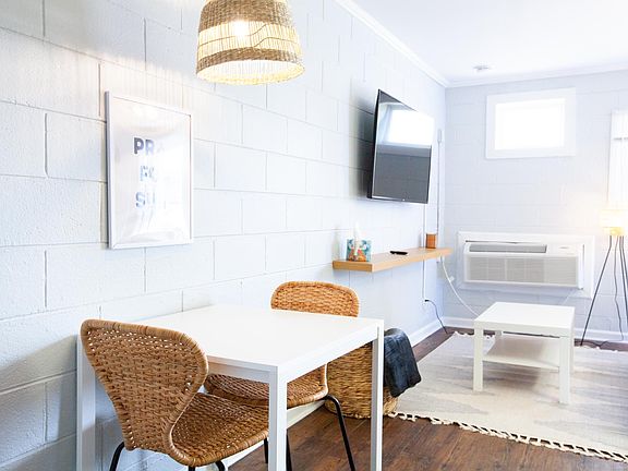 Open layout between living room, dining area, & kitchen