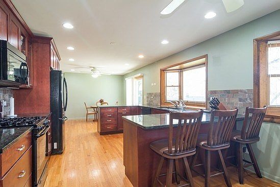 3rd image of 1740 N Lee Ct