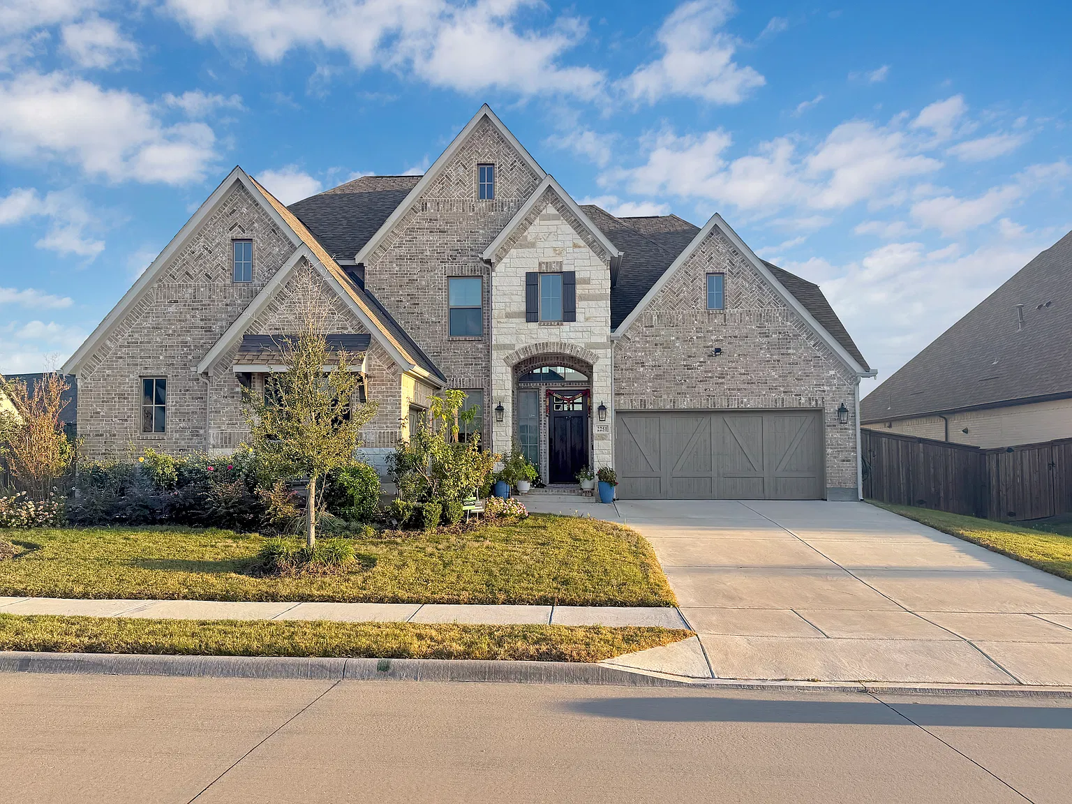 5 bed, 4097 sqft, $5,000 — Photo 2