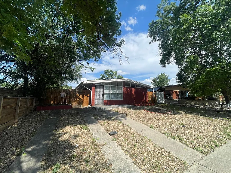 1930 Dallas St — Photo 21