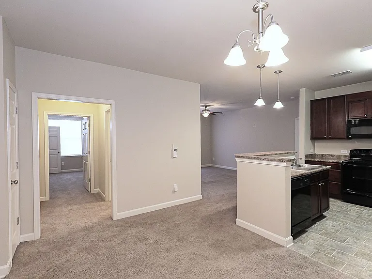Astoria Apartments — Photo 10