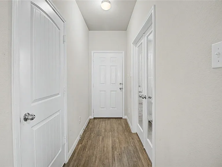 982 Crossing Dr — Photo 8