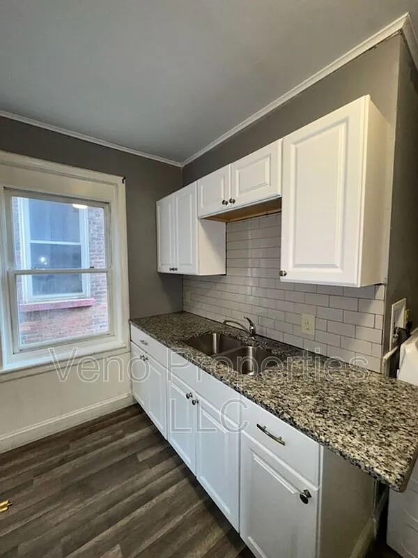 2 bed, 1.0 bath, $1,300 — Photo 2