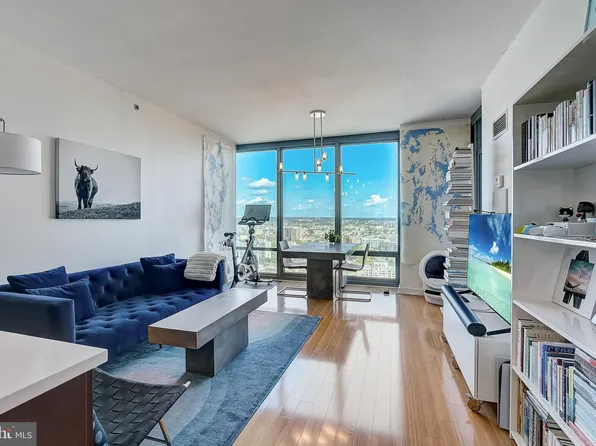 2101 Market St Unit 3808, Philadelphia, PA 19103