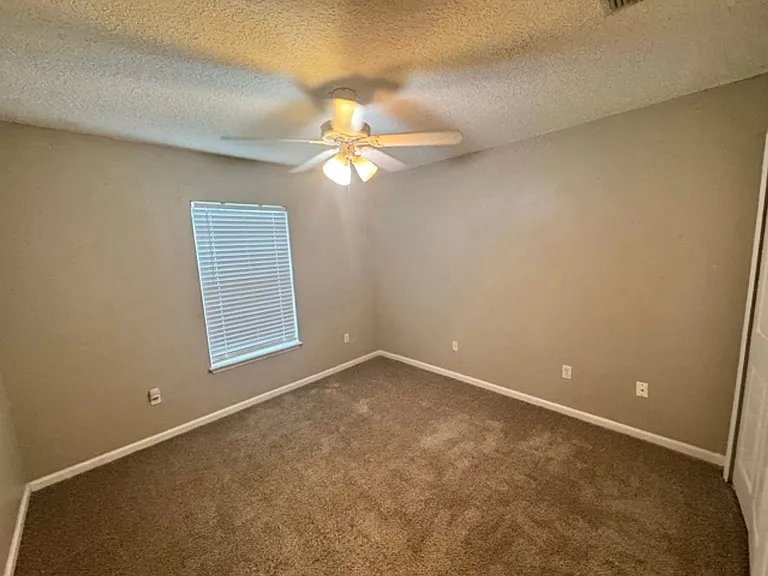 109 Hawthorn Hedge Ln — Photo 5