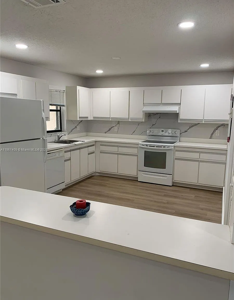 3 bed, 1200 sqft, $2,599 — Photo 3