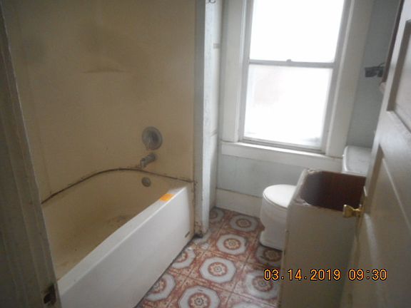5th image of 1059 W 12th St