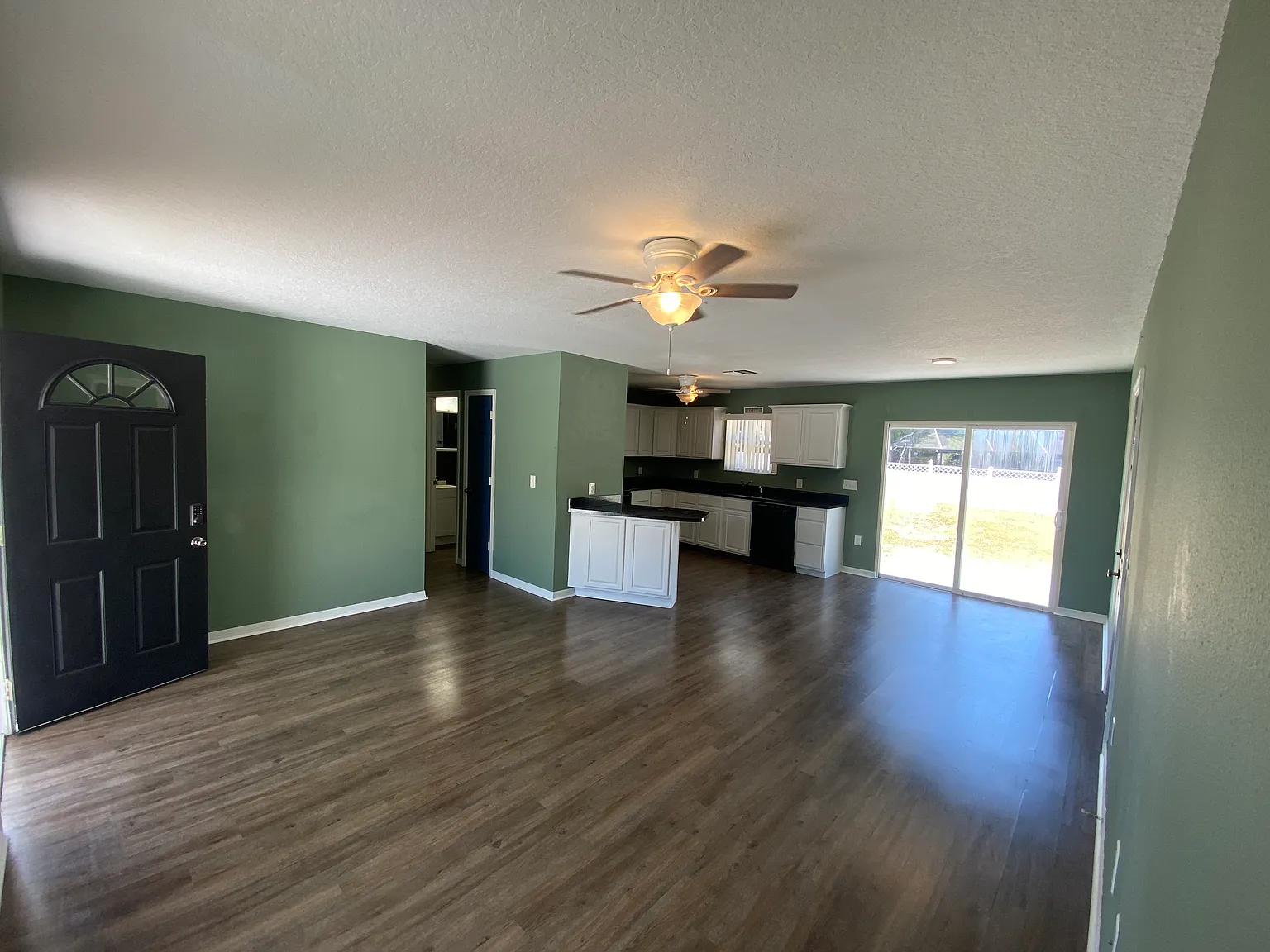 3 bed, 1011 sqft, $1,900 — Photo 4