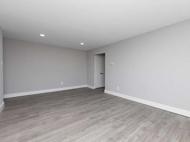 St. Laurent Apartments — Photo 7