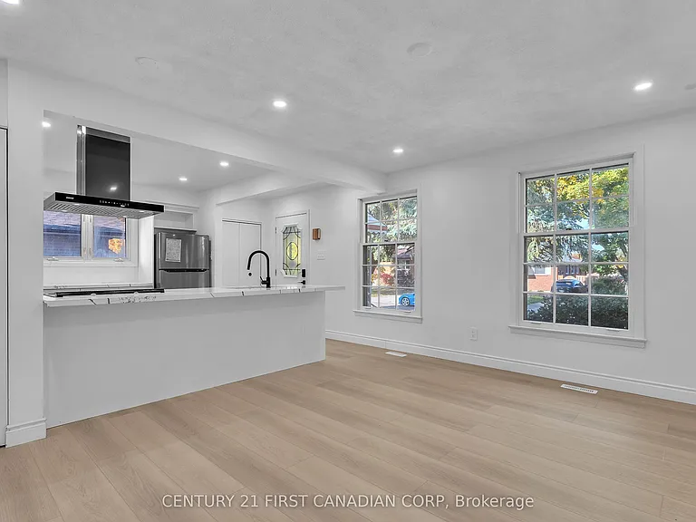 48 Toulon Cres #UPPER — Photo 18