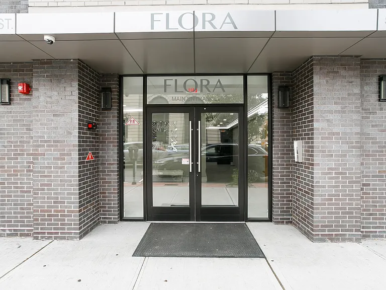 Flora — Photo 4