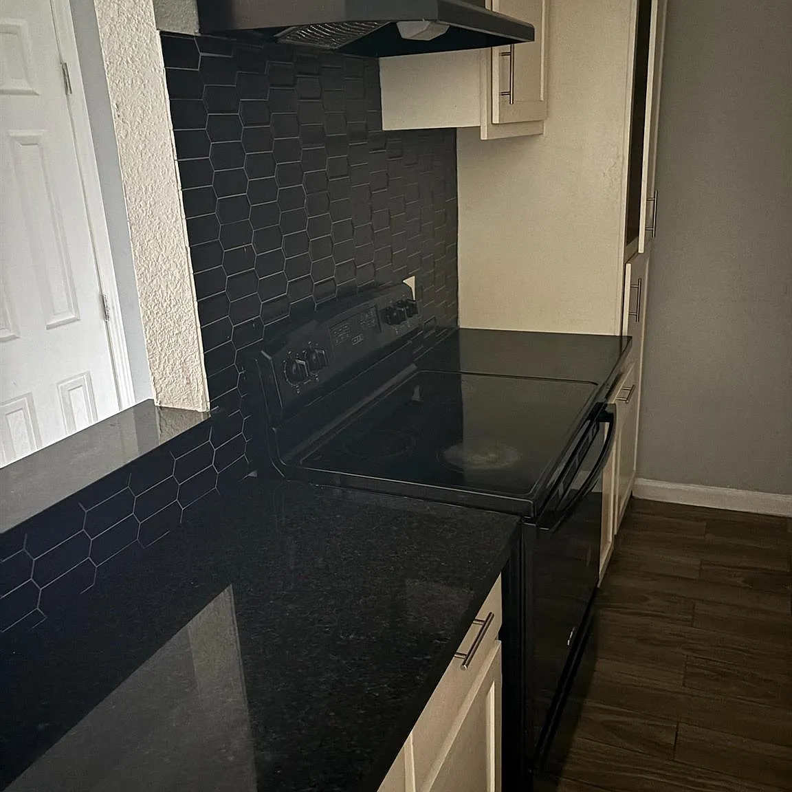 3 bed, 4.0 bath, 1402 sqft, $1,995 — Photo 4