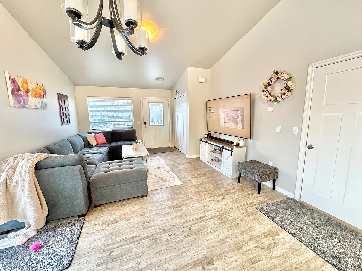 Building Photo - 1531 N Kerry Ln #1