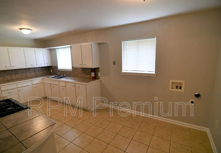 2424 Toledo St — Photo 10