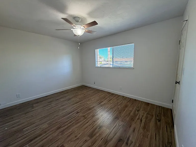 727 Hathaway Ct — Photo 3