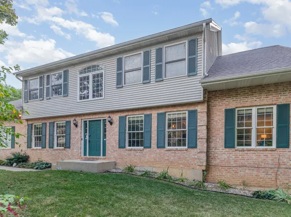 1352 Laurel Oaks Dr, Streamwood, IL 60107