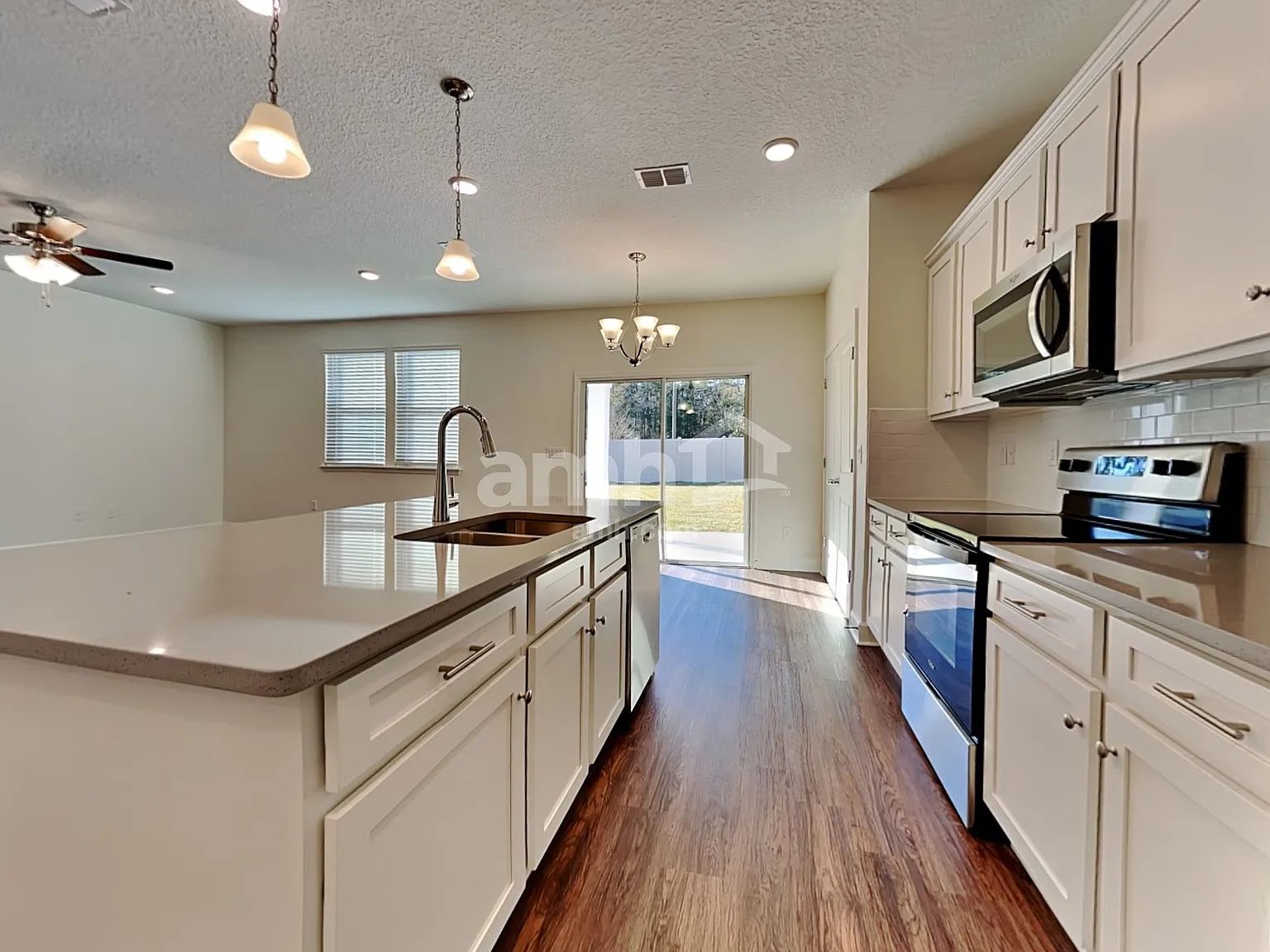4 bed, 2.5 bath, 1977 sqft, $2,310 — Photo 3