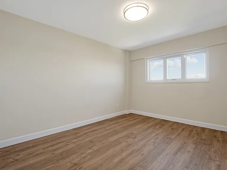 211 Buckingham Rd — Photo 16