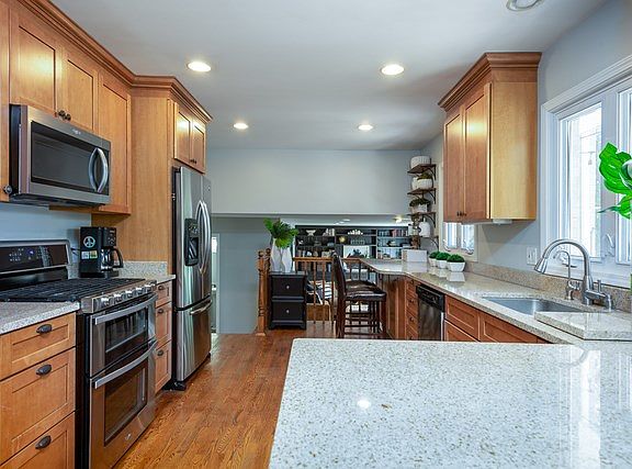 5th image of 544 Castlewood Ln
