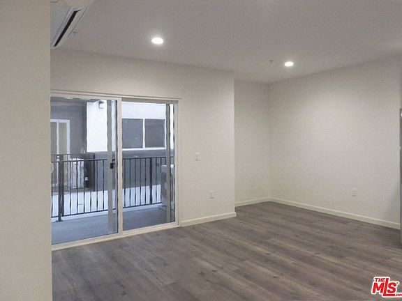 5th image of 1019 S Catalina St #216