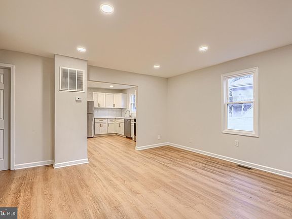 5th image of 528 Potomac Ave