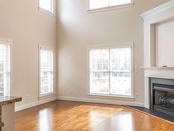 4th image of 401 Longwood Pl #1