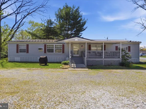 11125 Lakeside Dr, Hagerstown, MD 21740