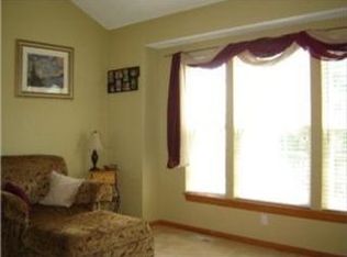 1032 E Cottage Creek Dr, Gardner, KS 66030