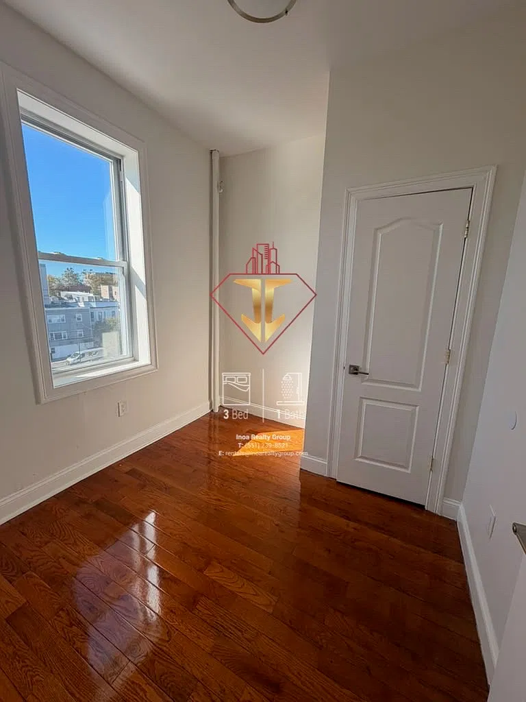 3 bed, 900 sqft, $2,795 — Photo 3
