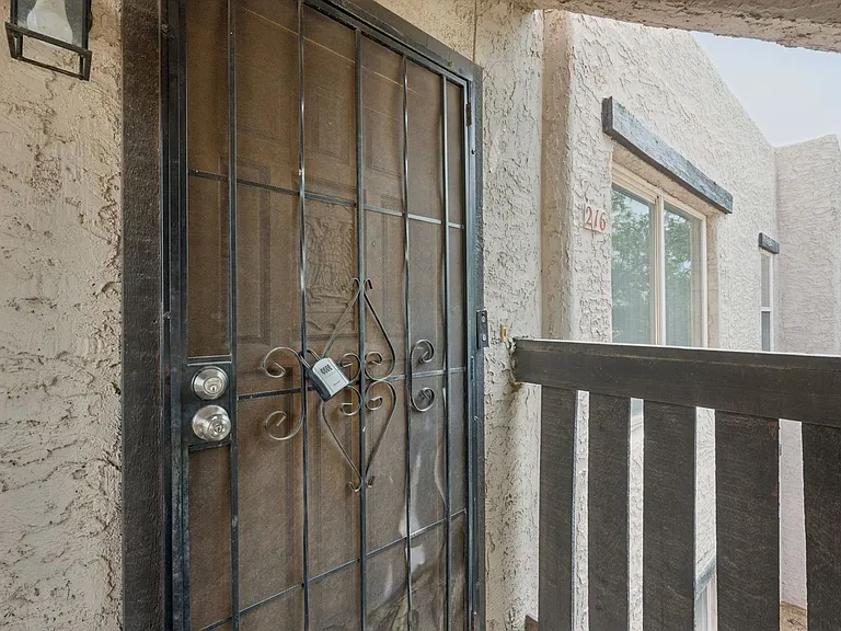 1927 E Hampton Ave #216 — Photo 2