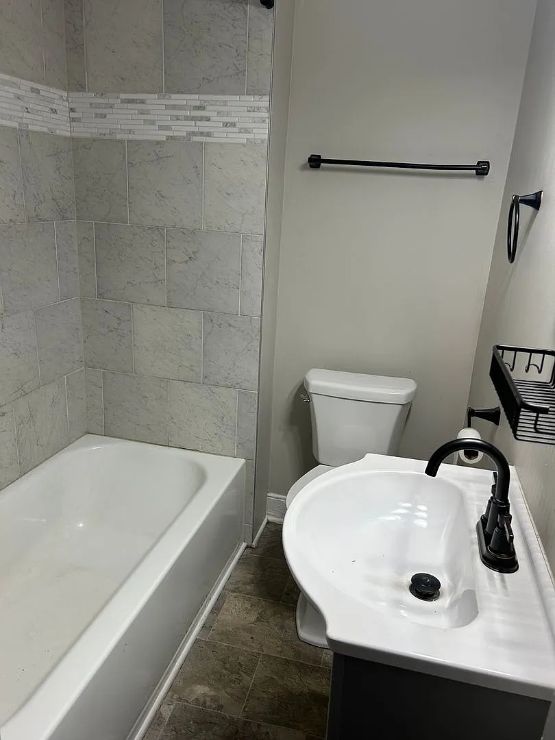 1 bed, 900 sqft, $995 — Photo 3
