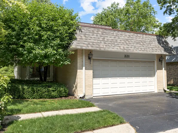 221 Pin Oak Dr, Wilmette, IL 60091