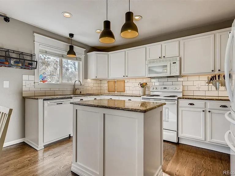 1118 Riddlewood Ln — Photo 10