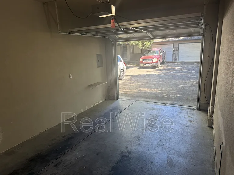 249 SW Rogue River Ave #D — Photo 32