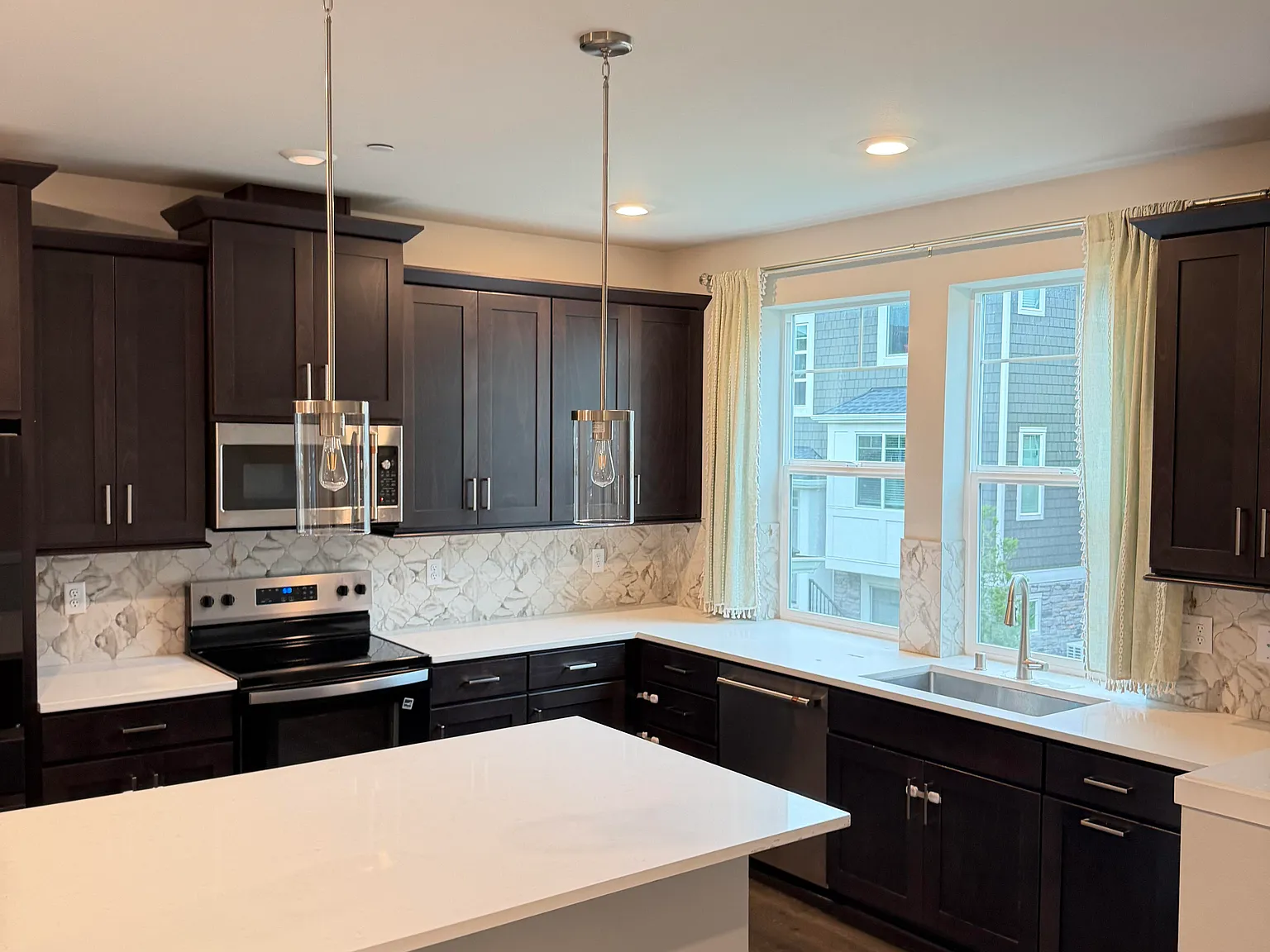 3 bed, 1696 sqft, $3,799 — Photo 4
