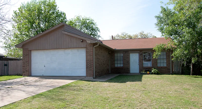 903 San Saba — Photo 2