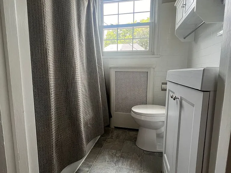 110 Hollywood Ave — Photo 15