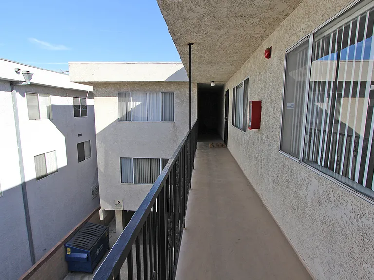 12700 Kornblum Ave — Photo 28