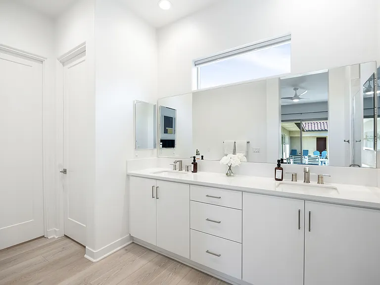 Master Suite 1 Bathroom