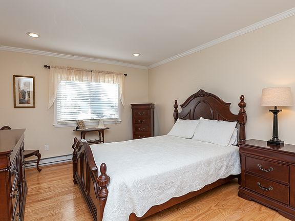 4th image of 908 Cabot Ln
