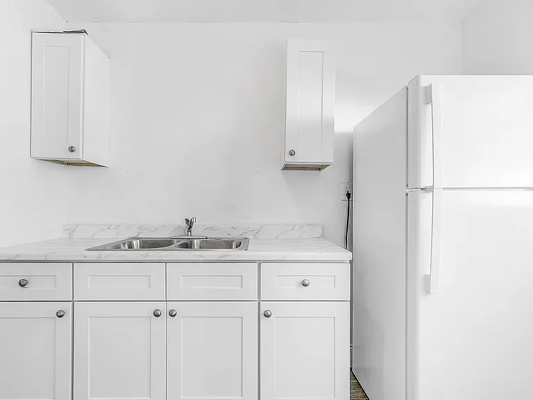 11901 S San Pedro St — Photo 13