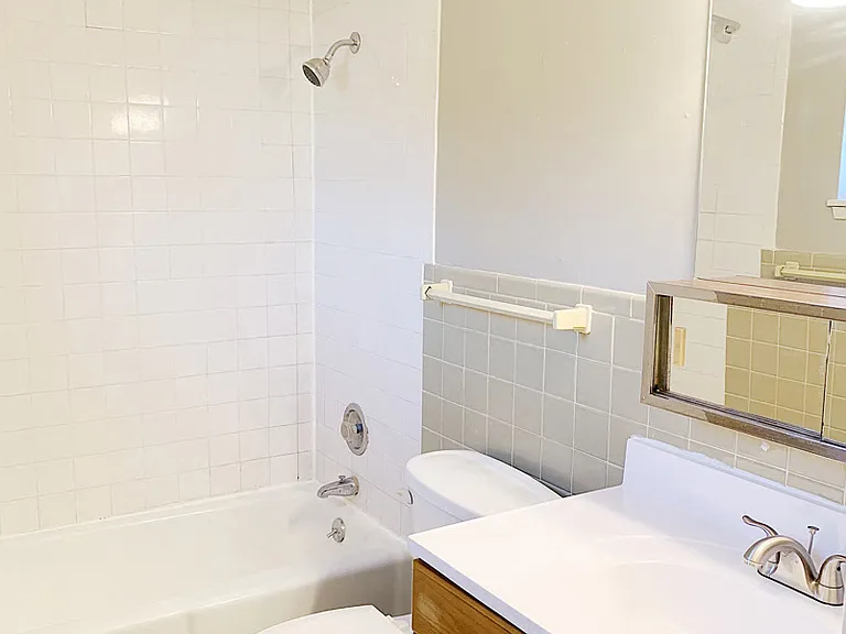 Oak Creek Apartments — Photo 23