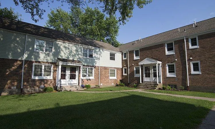 Fernwood Park Apartments — Photo 12