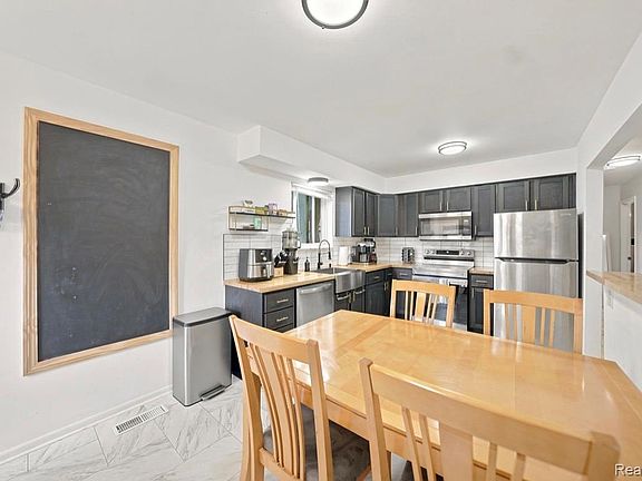 3rd image of 18432 Mesle St