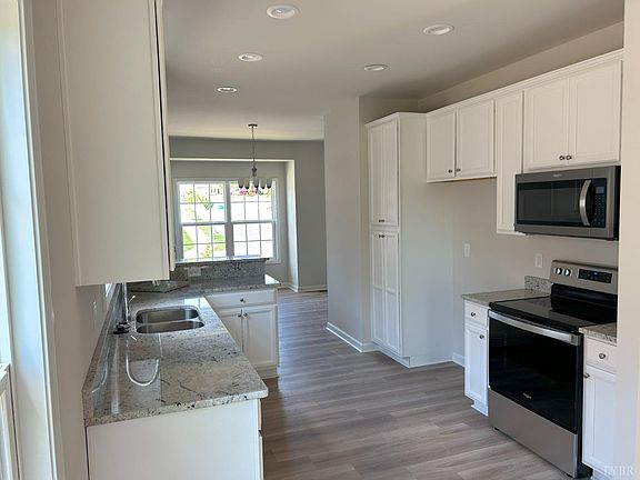 2nd image of 300 Legacy Oaks Cir