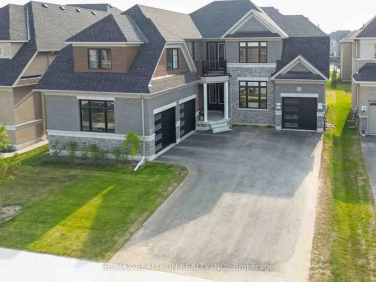 32 Bellflower Cres — Photo 2