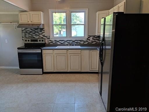 5th image of 919 Summer St