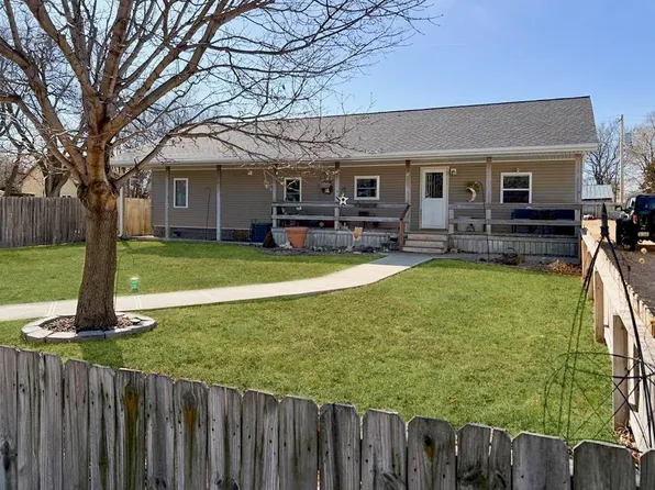 117 W 3rd Ave, Holdrege, NE 68949